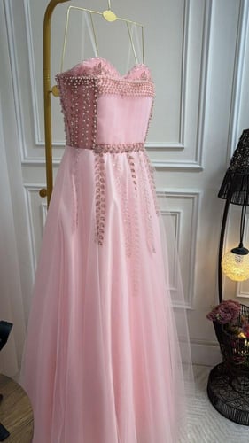 فستان وردي السن المحير فخم