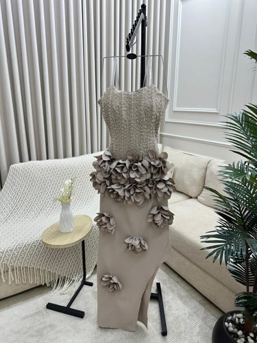 فستان فخم بتفاصيل ورود