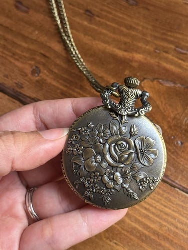 منتج حصري للعيد | نصف درزن ساعة ڤينتج بالورد المجف...