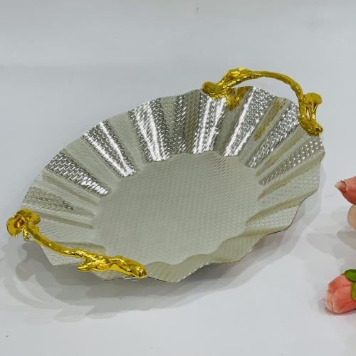 صحن حلا فضي بمقبض ذهبي مزخرف مقاس28*21 سم