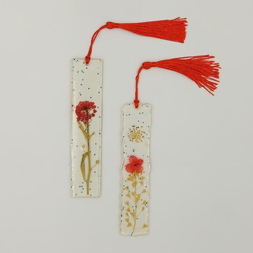 فاصلين كتاب بالزهر الأحمر