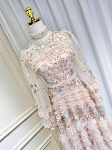 فستان سهرة نسائي مطرز بالزهور