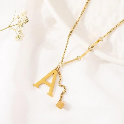 قلادة حروف نسائية