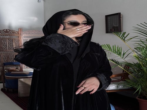 عباية مخمل مع ورود قصة عادية ستريت