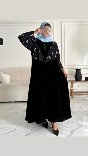 عباية مخمل مع دانتيل قصة عادية ستريت