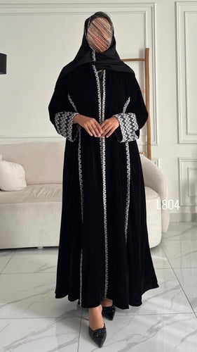 عباية مخمل مع دانتيل مقلم قصة عادية ستريت