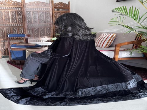 عباية مخمل مع ورود قصة عادية ستريت