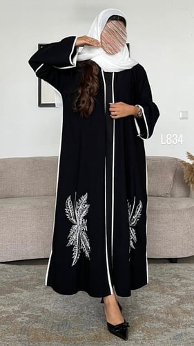 عباية كريب سبشل تطريز مع شك يدوي قصة كلوش