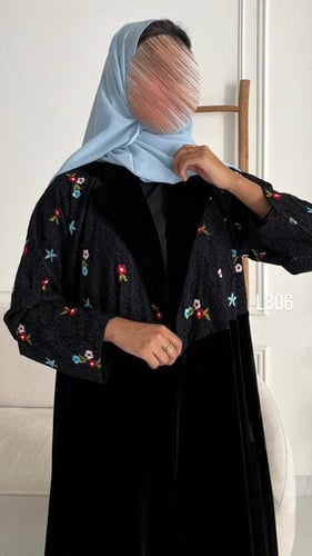 عباية مخمل مع دانتيل قصة عادية ستريت
