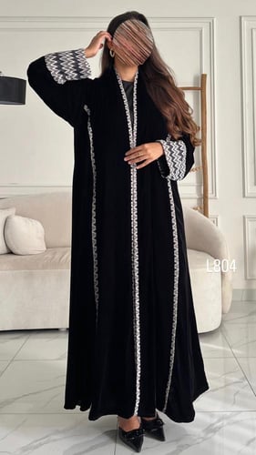 عباية مخمل مع دانتيل مقلم قصة عادية ستريت