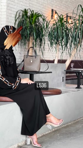 عباية كريب ملكي تطريز يدوي قصة عادية ستريت