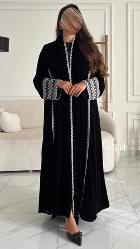 عباية مخمل مع دانتيل مقلم قصة عادية ستريت