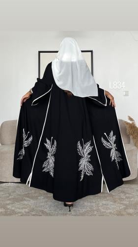 عباية كريب سبشل تطريز مع شك يدوي قصة كلوش