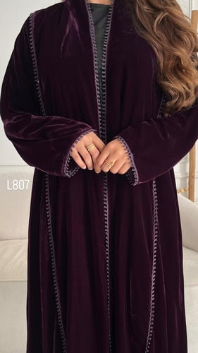 عباية مخمل مع قيطان قصة عادية ستريت
