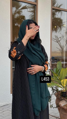 عباية كريب مقلم تطريز يدوي وشك يدوي قصة عادية