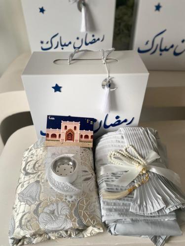 بوكس رمضان الأنيق ( لون رمادي فاتح)