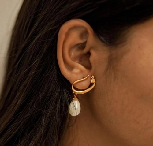 حلق الأذن بالحروف لتُميز الأناقة