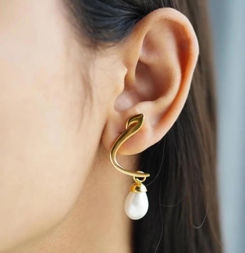 حلق الأذن بالحروف لتُميز الأناقة