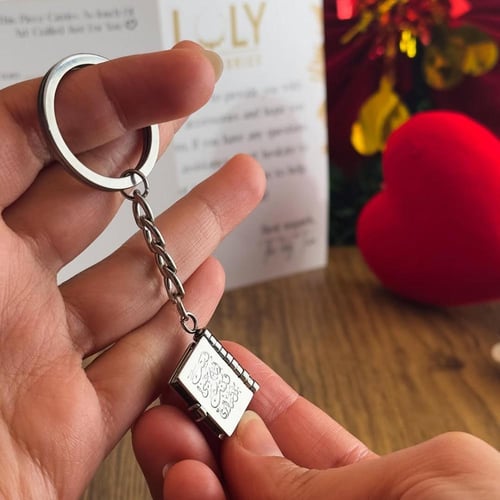 ميداليه مفاتيح سياره مع دفتر الذكريات