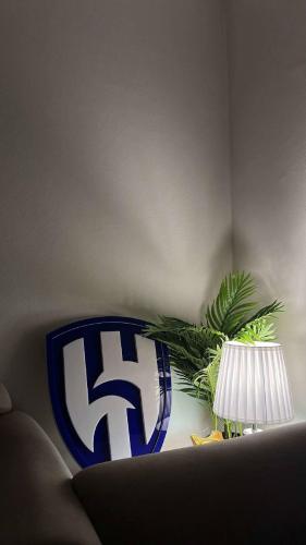 لوحة جدارية بشعار نادي الهلال