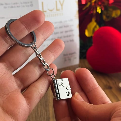 ميداليه مفاتيح سياره مع دفتر الذكريات