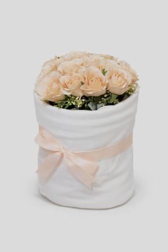 هودي أبيض مع باقه ورد رصاص