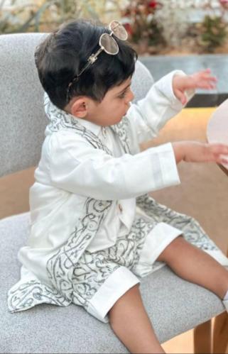 طقم العيد مطرز بالحروف العربية