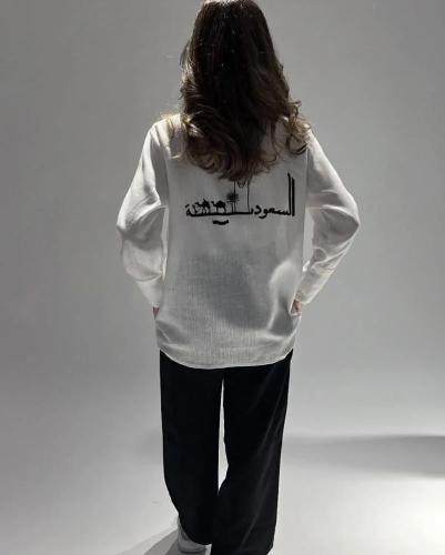 قميص كتان بتطريز شعار سيفين