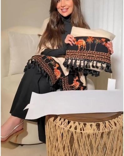 شال هو بال كشميري بتطريز الجمل الصحراوي