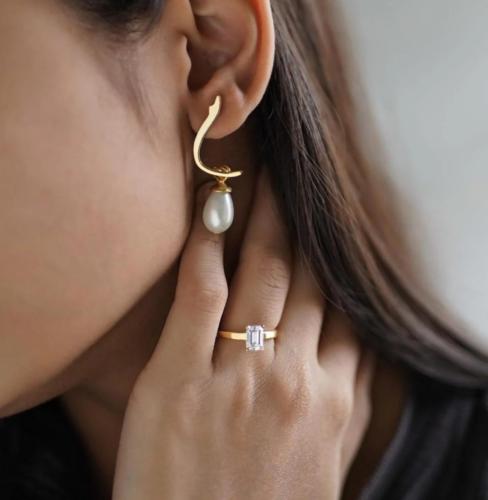 حلق الأذن بالحروف لتُميز الأناقة