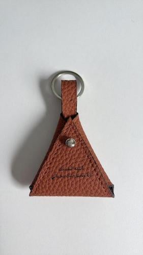 ميداليه جلد بني