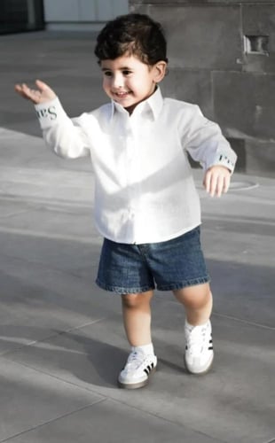 قميص كتان بتطريز شعار سيفين ونخلة سيفين