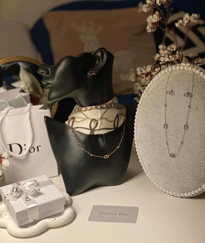 سلسال ديور مع حلق