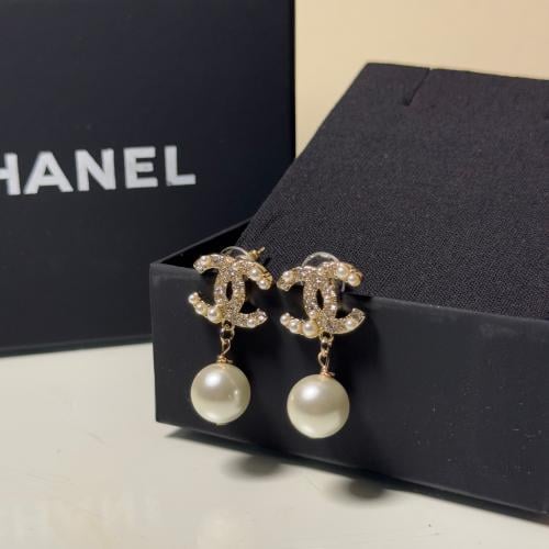 حلق شانيل ذهبي