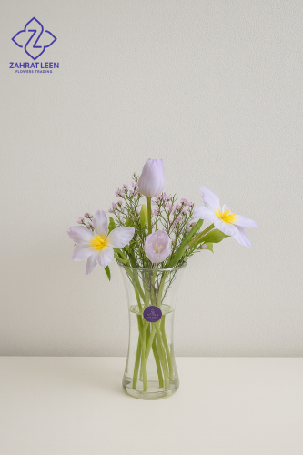 فازة ورد التوليب الموف مع الأعشاب الأفريقية