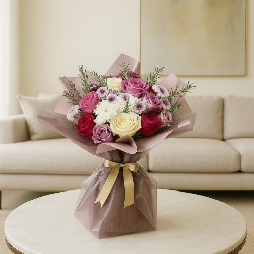 باقة ورد الجوري والأقحوان بغلاف شفاف