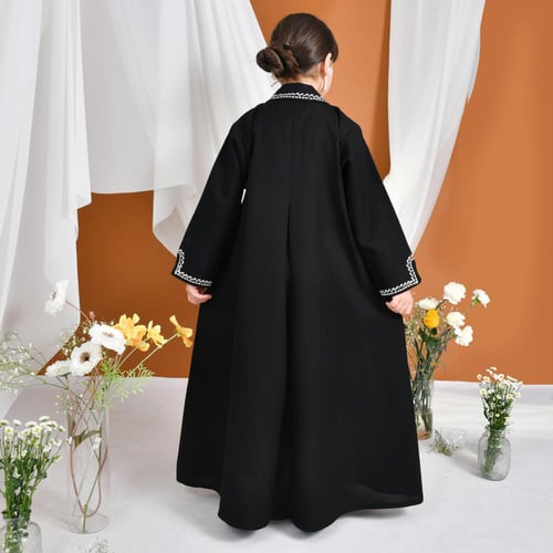 عباية سوداء رسمية مغلقة بطقطق بتطريز ابيض انيق