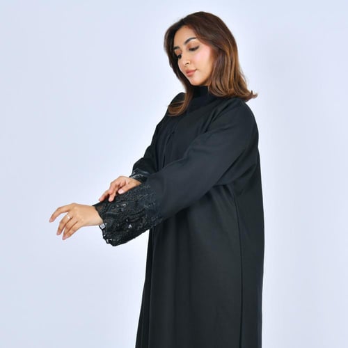 عباية سوداء مغلقة بطقطق مزينة بكم دانتيل زاهي