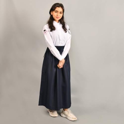 تنورة كاجوال ميدي باللون الكحلي بجيوب جانبية ورباط...