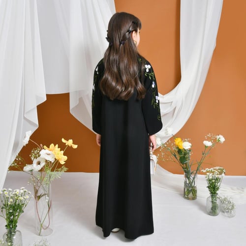 عباية سوداء مغلقة بطقطق مزينة بتطريز على الاكمام