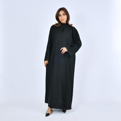 عباية سوداء مغلقة بطقطق مزينة بتطريز مموج