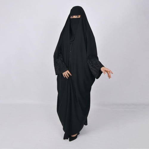 عباية رأس نسائية بتطريز على الأكمام