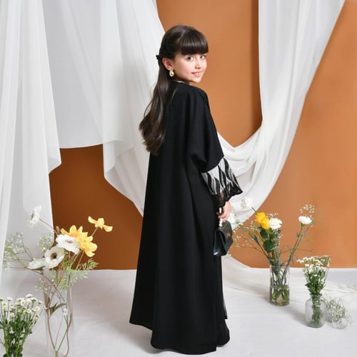 عباية سوداء ربع بشت بأكمام دانتيل راقية