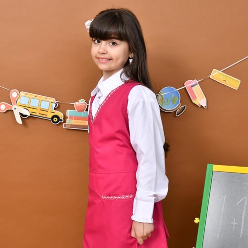 مريول بسمة فوشي: قصة بياقة V مع جيوب امامية مزينة...