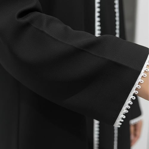 عباية سما الصغيرة سوداء بكلفة ناعمة بلون الابيض