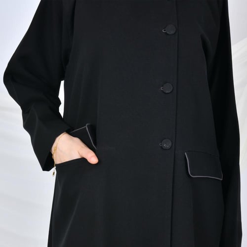 عباية سوداء رسمية مغلقة بأزرار مع جيوب امامية