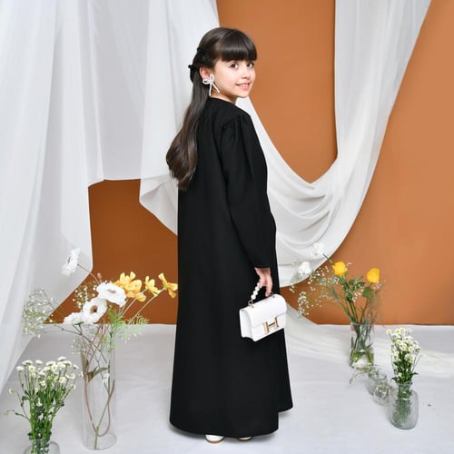 عباية سوداء انيقة بكسرات جانبية وبف بالاكمام مغلقة...