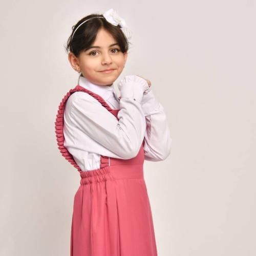مريول وردي بقصة مربعة وكشكش ناعم على الأكتاف بزم م...