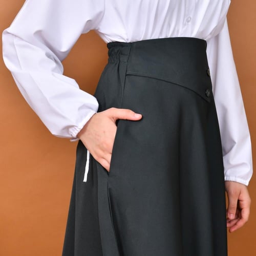 تنورة ربع كلوش بخصر عالي جانبي مائل مزين بأزرار (ز...