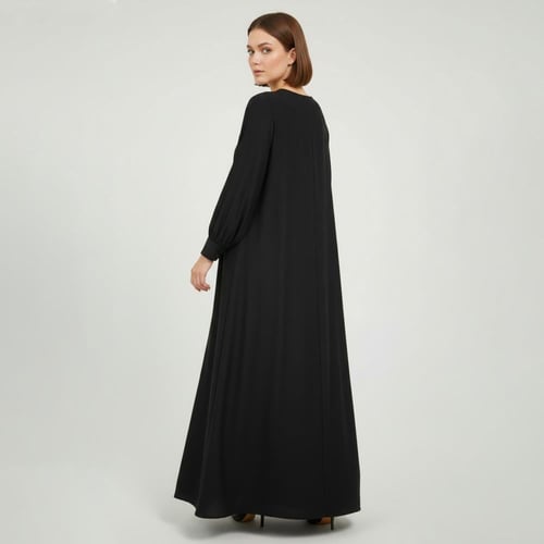 عباية سوداء بقصة كلوش راقية واكمام عملية